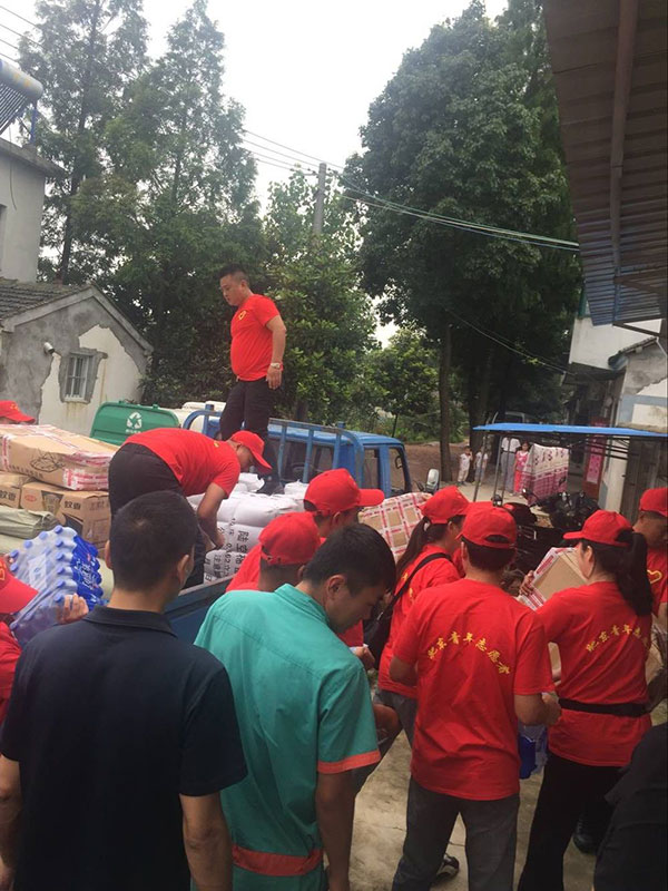 團縣委青年企業(yè)家協(xié)會捐贈物品2